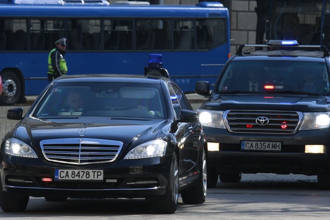 Двама служители на Националната служба за охрана НСО са с